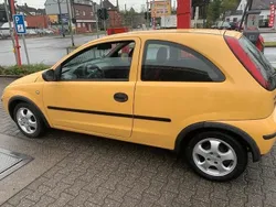 Gelb Gebraucht 2005 Opel Corsa Kleinwagen | 800 €