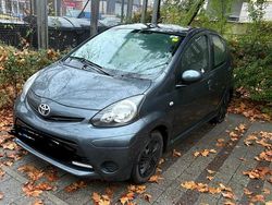 Grau Gebraucht 2013 Toyota Aygo Kleinwagen | 3.900 € (Fairer Preis)