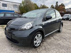 Grau Gebraucht 2008 Toyota Aygo City Kleinwagen | 1.990 € (Teuer)