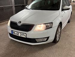 Weiß Gebraucht 2016 Skoda Octavia Joy Kombi | 7.400 € (Superpreis)