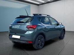 Grün Neu 2025 Dacia Sandero Stepway Kleinwagen | 21.749 € (Etwas zu teuer)