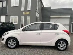 Coral white Gebraucht 2013 Hyundai i20 Edition Limousine | 3.990 € (Fairer Preis)