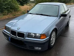 Grau Gebraucht 1995 BMW 318 Limousine | 2.990 €
