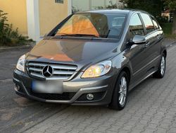 Grau Gebraucht 2011 Mercedes B180 Sport Van / Kleinbus | 3.990 €