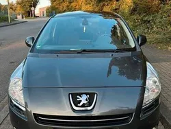 Grau Gebraucht 2013 Peugeot 5008 Van / Kleinbus | 6.000 € (Fairer Preis)