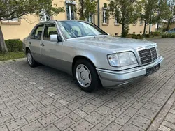Silber Gebraucht 1995 Mercedes E220 Limousine | 11.990 €