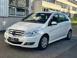 Weiß Gebraucht 2011 Mercedes B180 Van / Kleinbus | 8.490 € (Fairer Preis)
