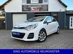 Weiß Gebraucht 2015 Kia Rio Attract Limousine | 7.950 € (Fairer Preis)