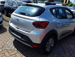 Highland grau metallic highland grau metallic Gebraucht 2023 Dacia Sandero Comfort Kleinwagen | 19.241 € (Etwas zu teuer)