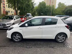 Weiß Gebraucht 2014 Toyota Yaris Hybrid Comfort Kleinwagen | 12.000 € (Etwas zu teuer)