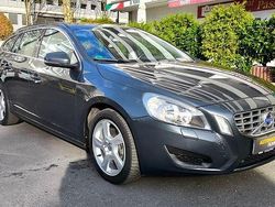 Grau Gebraucht 2012 Volvo V60 Momentum Kombi | 10.990 € (Fairer Preis)