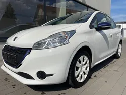 Weiß Gebraucht 2014 Peugeot 208 Kleinwagen | 4.700 € (Guter Preis)