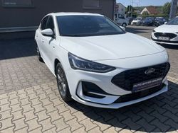 Weiß Gebraucht 2022 Ford Focus ST-Line Limousine | 21.990 € (Fairer Preis)
