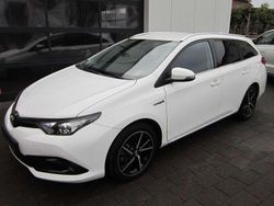 Super (pure) white ii Gebraucht 2018 Toyota Auris Touring Sports Team Kombi | 12.888 € (Superpreis)