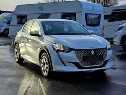 Weiss Gebraucht 2021 Peugeot e-208 Active Kleinwagen | 16.449 € (Fairer Preis)