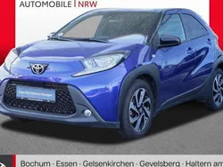 Juniper blue metallic/ night sky black Gebraucht 2023 Toyota Aygo Basis Kleinwagen | 15.449 € (Fairer Preis)