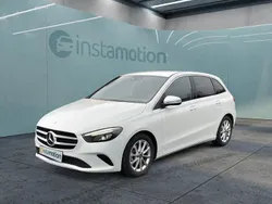 Weiß Gebraucht 2022 Mercedes B200 Van / Kleinbus | 31.599 € (Teuer)