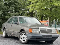 Grau Gebraucht 1987 Mercedes E230 Limousine | 1.490 €