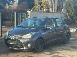 Grau Gebraucht 2015 Toyota Yaris Hybrid Comfort Limousine | 8.990 € (Superpreis)