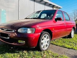 Rot Gebraucht 1996 Ford Escort Limousine | 1.200 € (Etwas zu teuer)