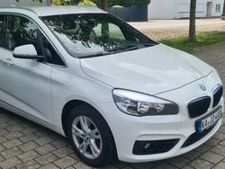 Weiß Gebraucht 2014 BMW 220 Active Tourer Sport Line Van / Kleinbus | 11.900 € (Fairer Preis)