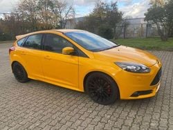 Gelb Gebraucht 2015 Ford Focus ST Limousine | 15.400 € (Fairer Preis)