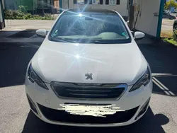 Weiß Gebraucht 2015 Peugeot 308 Style Kleinwagen | 7.000 € (Fairer Preis)
