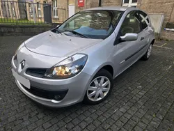 Silber Gebraucht 2009 Renault Clio II Kleinwagen | 2.950 €
