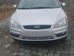 Grau Gebraucht 2007 Ford Focus Limousine | 1.700 € (Teuer)
