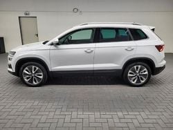 Weiß (moonweissmet.) (metallic) Gebraucht 2023 Skoda Karoq Style SUV | 29.890 € (Fairer Preis)