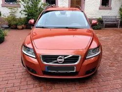 Orange Gebraucht 2010 Volvo V50 Momentum Kombi | 5.300 € (Etwas zu teuer)