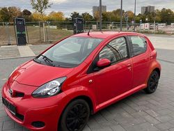 Rot Gebraucht 2009 Toyota Aygo Kleinwagen | 2.190 € (Fairer Preis)
