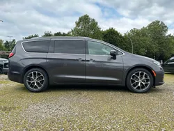 Grau Gebraucht 2021 Chrysler Pacifica SUV | 42.999 €