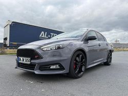 Grau Gebraucht 2016 Ford Focus Sport Limousine | 16.599 € (Fairer Preis)