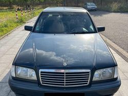 Schwarz Gebraucht 2000 Mercedes C180 Classic Limousine | 1.900 € (Etwas zu teuer)