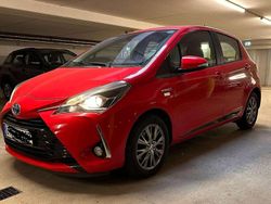 Rot Gebraucht 2017 Toyota Yaris Hybrid Limousine | 11.700 € (Fairer Preis)