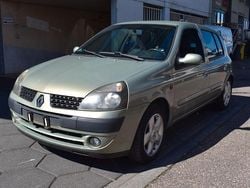 Grau Gebraucht 2002 Renault Clio II Limousine | 1.000 € (Fairer Preis)