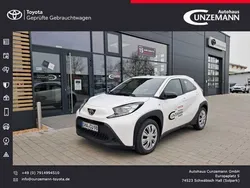 Schneeweiß Gebraucht 2024 Toyota Aygo X-play Kleinwagen | 15.480 € (Fairer Preis)