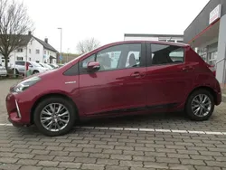 Tokiorot perleffekt Gebraucht 2017 Toyota Yaris Hybrid Comfort Kleinwagen | 11.650 € (Fairer Preis)