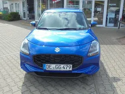 Blau Neu 2025 Suzuki Swift Comfort+ Limousine | 21.990 €