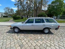 Silber Gebraucht 1983 Mercedes E280 Kombi | 33.333 €