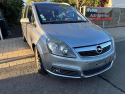 Grau Gebraucht 2006 Opel Zafira Edition Van / Kleinbus | 3.890 € (Fairer Preis)