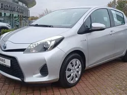 Silber Gebraucht 2013 Toyota Yaris Hybrid Life Limousine | 11.980 € (Teuer)
