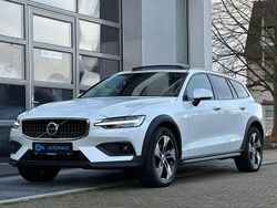 Weiß Gebraucht 2023 Volvo V60 CC Ultimate Kombi | 31.890 € (Etwas zu teuer)