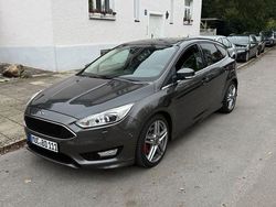 Grau Gebraucht 2015 Ford Focus Titanium Limousine | 11.090 € (Fairer Preis)