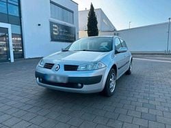 Silber Gebraucht 2005 Renault Mégane II Kleinwagen | 3.300 €