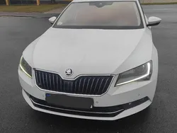 Weiß Gebraucht 2015 Skoda Superb Kombi | 15.000 €