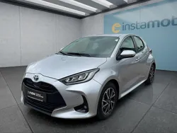 Grau Gebraucht 2022 Toyota Yaris Hybrid Team Kleinwagen | 23.999 € (Teuer)