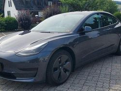 Grau Gebraucht 2022 Tesla Model 3 RWD Limousine | 31.300 € (Etwas zu teuer)