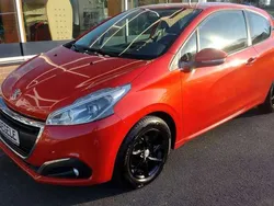 Orange Gebraucht 2015 Peugeot 208 Active Kleinwagen | 5.500 € (Etwas zu teuer)
